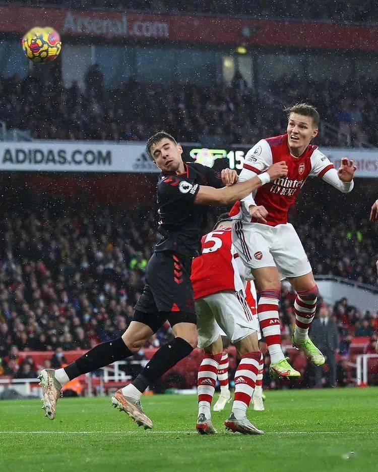 包含西汉姆发布备战花絮；窗口期复出首秀；CBA季后赛任务艰巨；年轻球员得到机会的词条