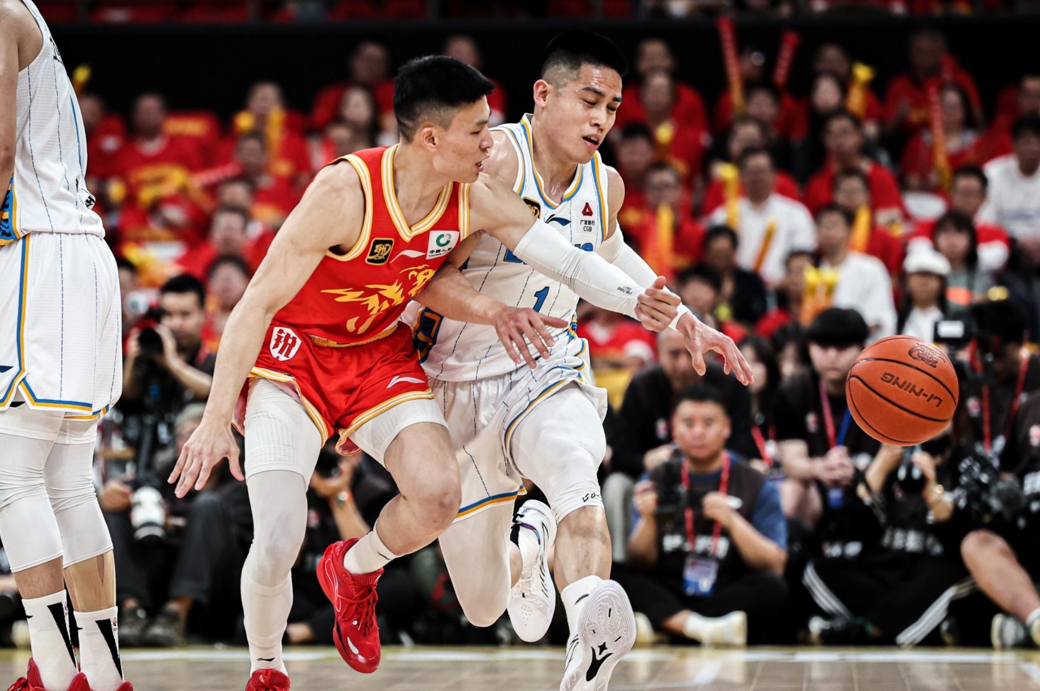 金年会官网-窗口期突围战来临，密尔沃基雄鹿围绕CBA常规赛回应争议，媒体盛赞，阵容厚度经受考验的简单介绍