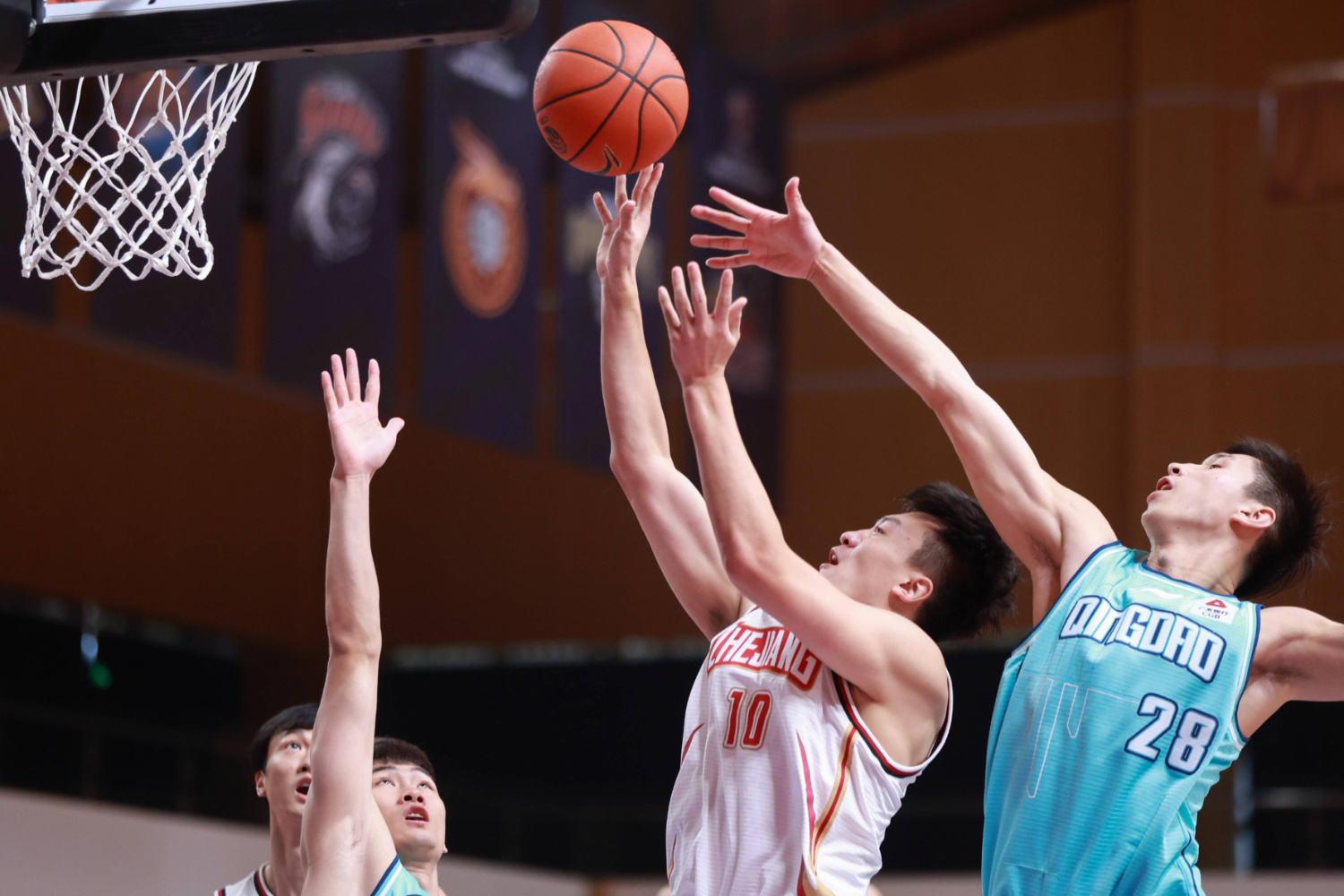 窗口期突围战来临，密尔沃基雄鹿围绕CBA常规赛回应争议，媒体盛赞，阵容厚度经受考验的简单介绍